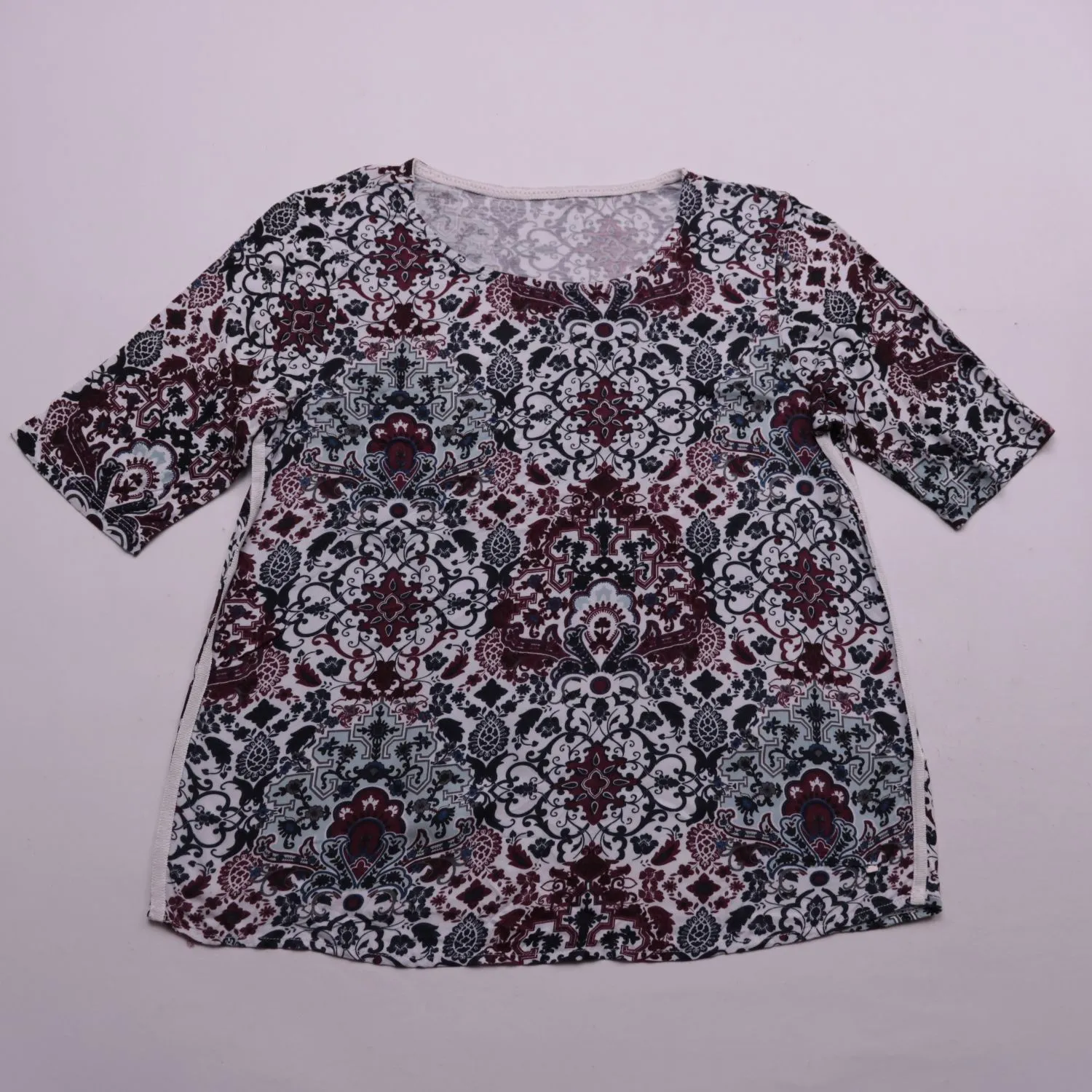 Женская футболка с контрастным орнаментом, размер 52 (XL)